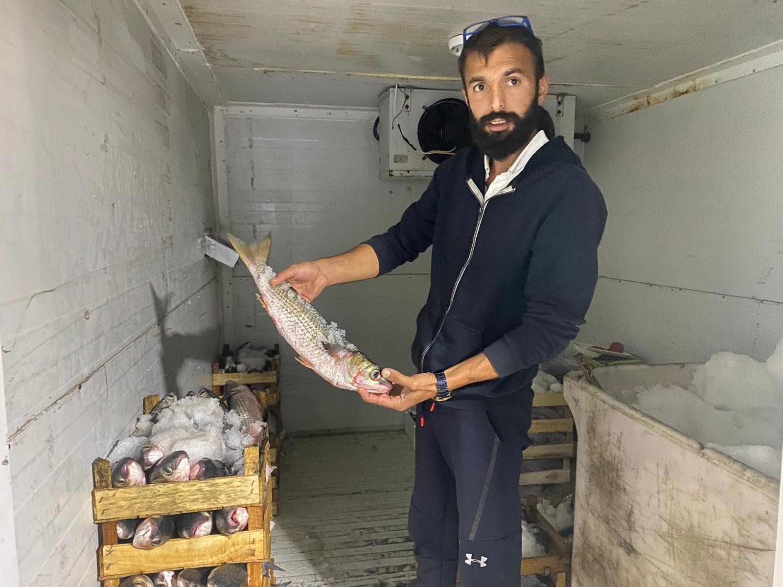 Tekneleriyle denize açılan balıkçılar 60 kasa barbun ve kefal tuttu