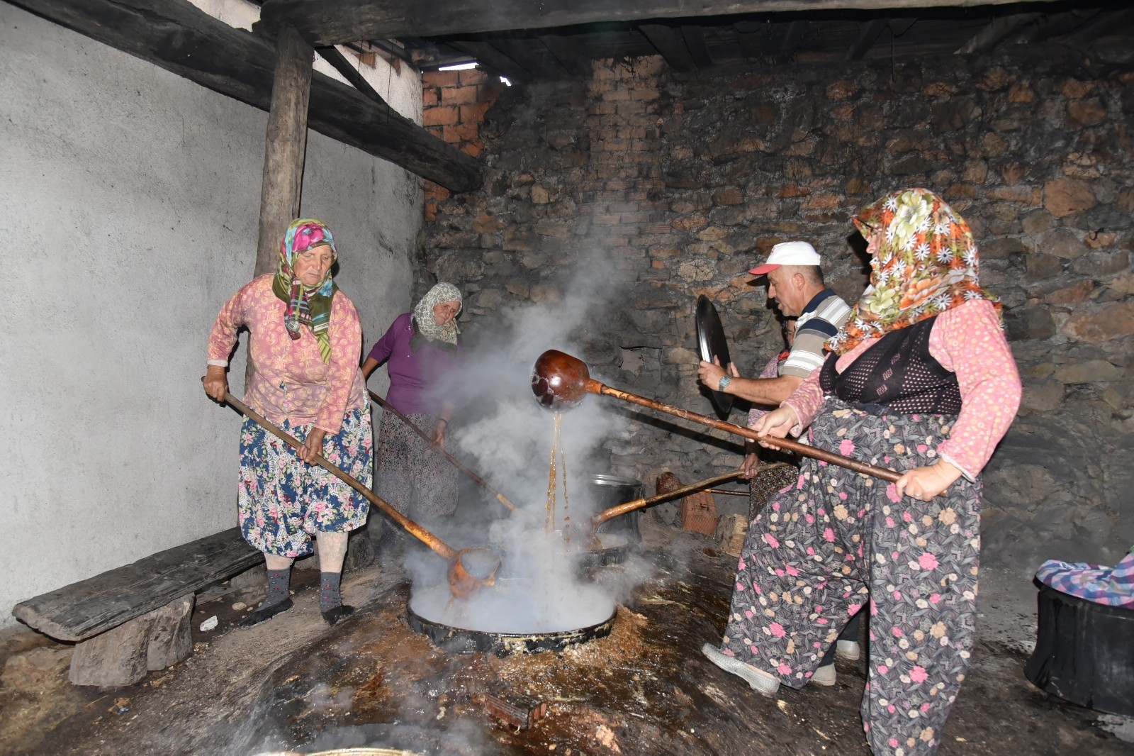 (Özel) İmece usulü geleneksel pekmez yapıyorlar