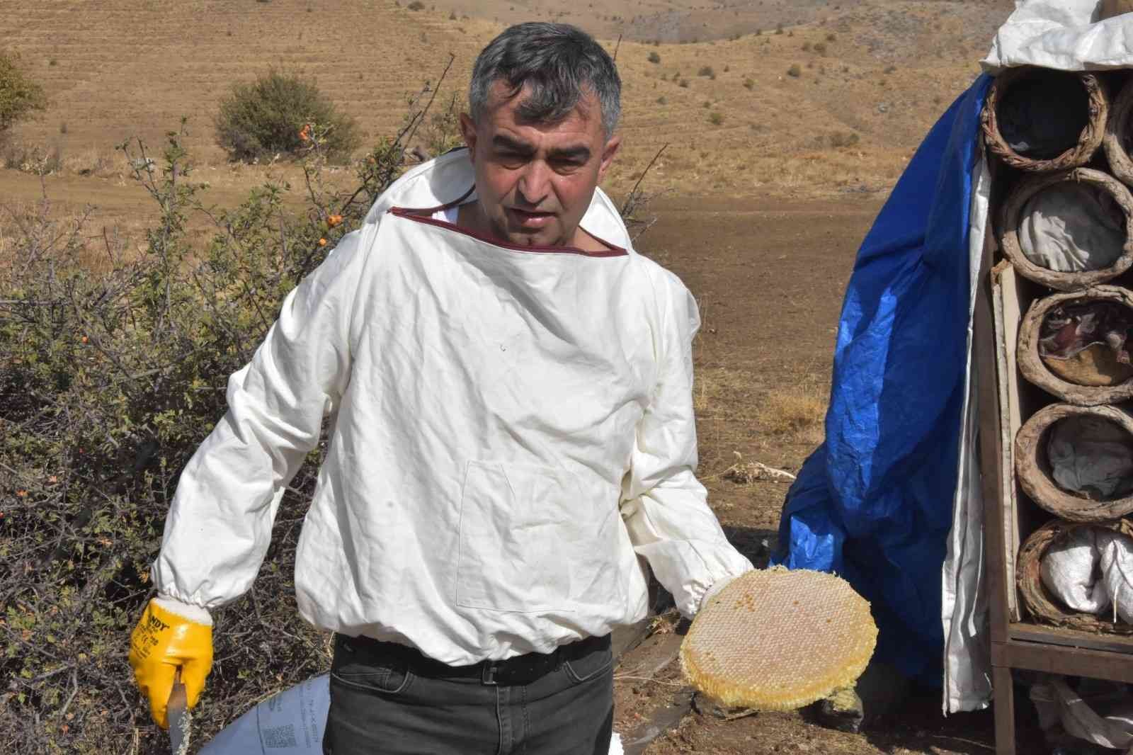 Bitlis’in meşhur karakovan balının hasadına başlandı