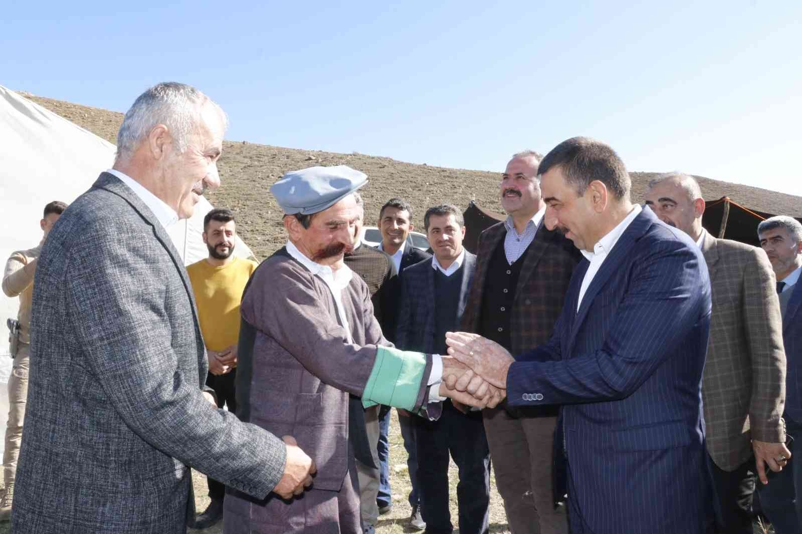 Siirt’te terörden temizlenen bölgede bal hasadı yapıldı