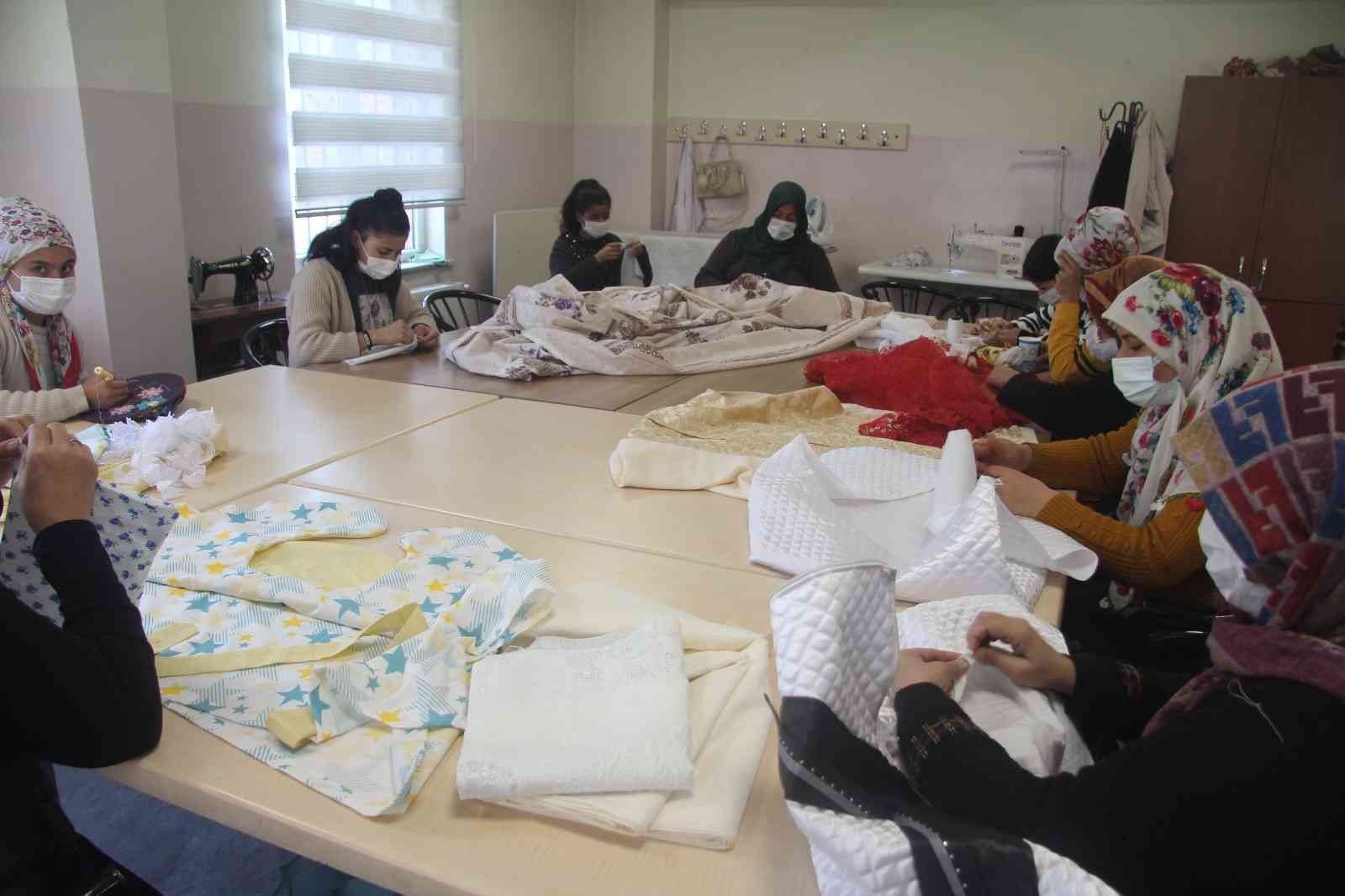 Kursa katılan kadınlar hem çeyizini hazırlıyor hem de aile ekonomilerine katkı sağlıyor