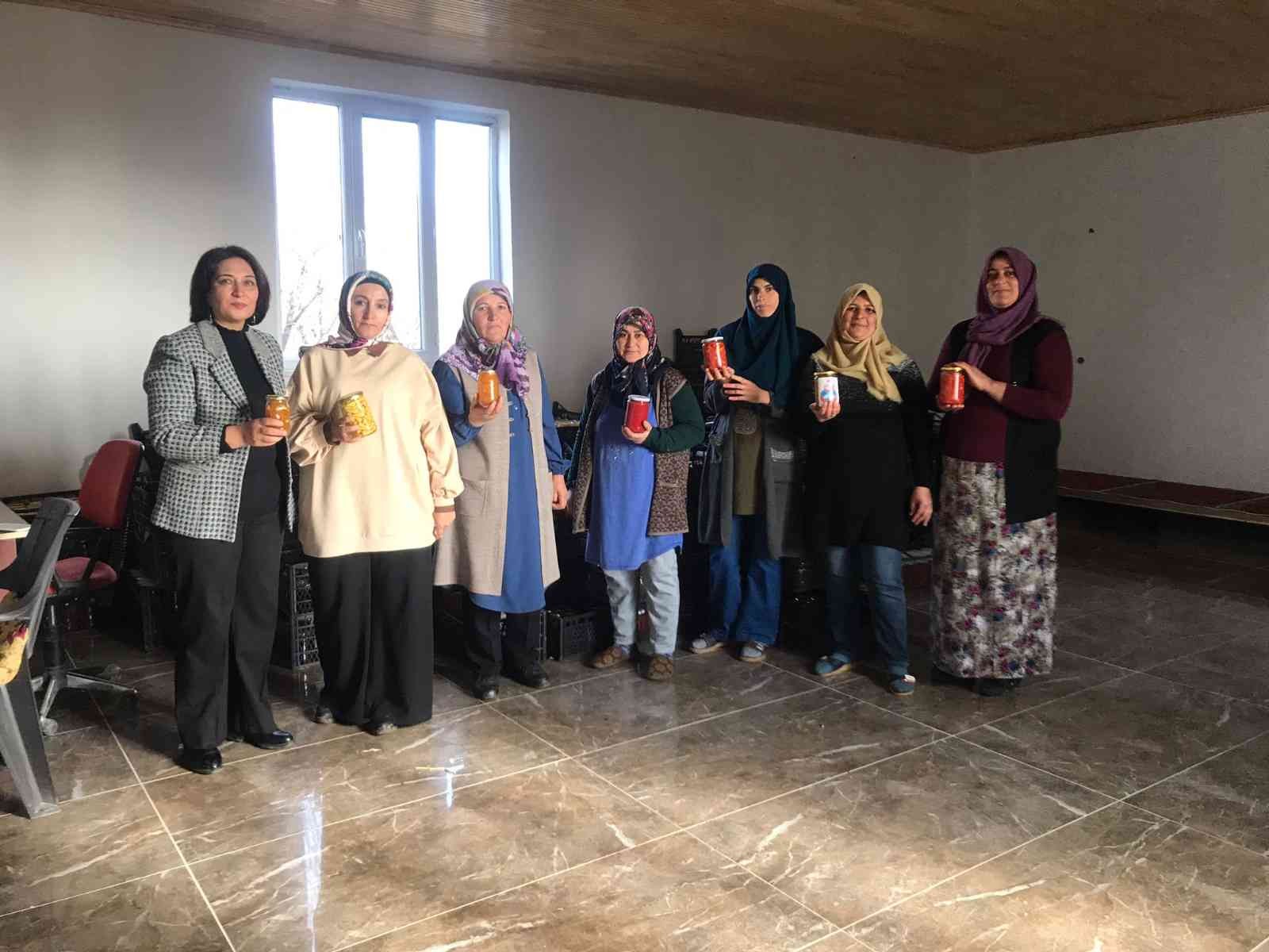 Girişimci kadınlar büyük emekle ürettikleri ürünlerin satışını yapıyor