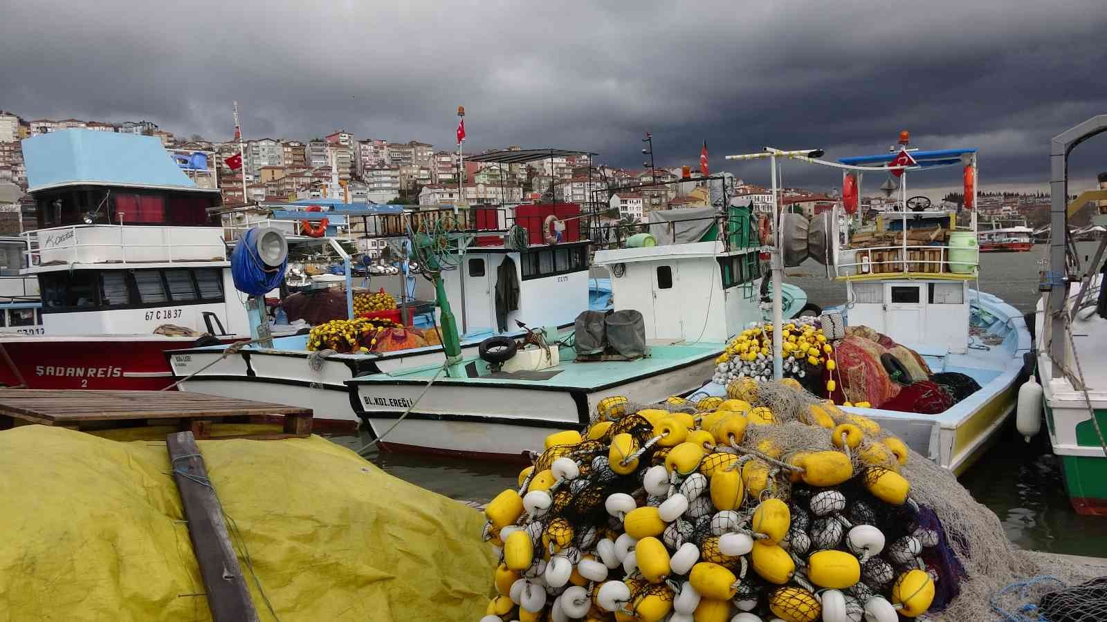Balıkçılar denize açılamayınca tezgahlar boş kaldı