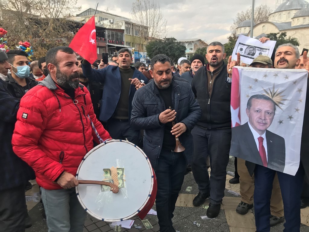 Dövizdeki düşüşe sevinen Malatyalılar,  bu kez de şehir merkezinde halay çektiler, tatlı dağıttılar