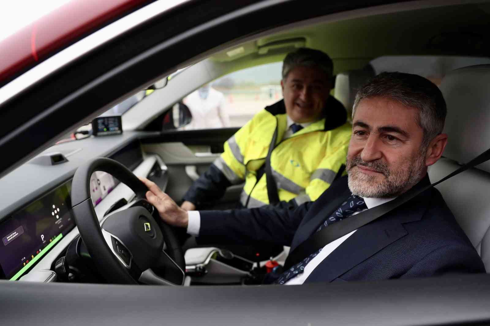 Bakan Varank ve Bakan Nebati Gemlik tesislerinde ’Togg’un direksiyonuna geçti