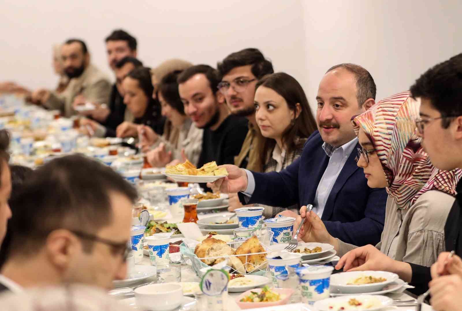 Bakan Varank’tan Çamlıca’da gençlerle sürpriz buluşma