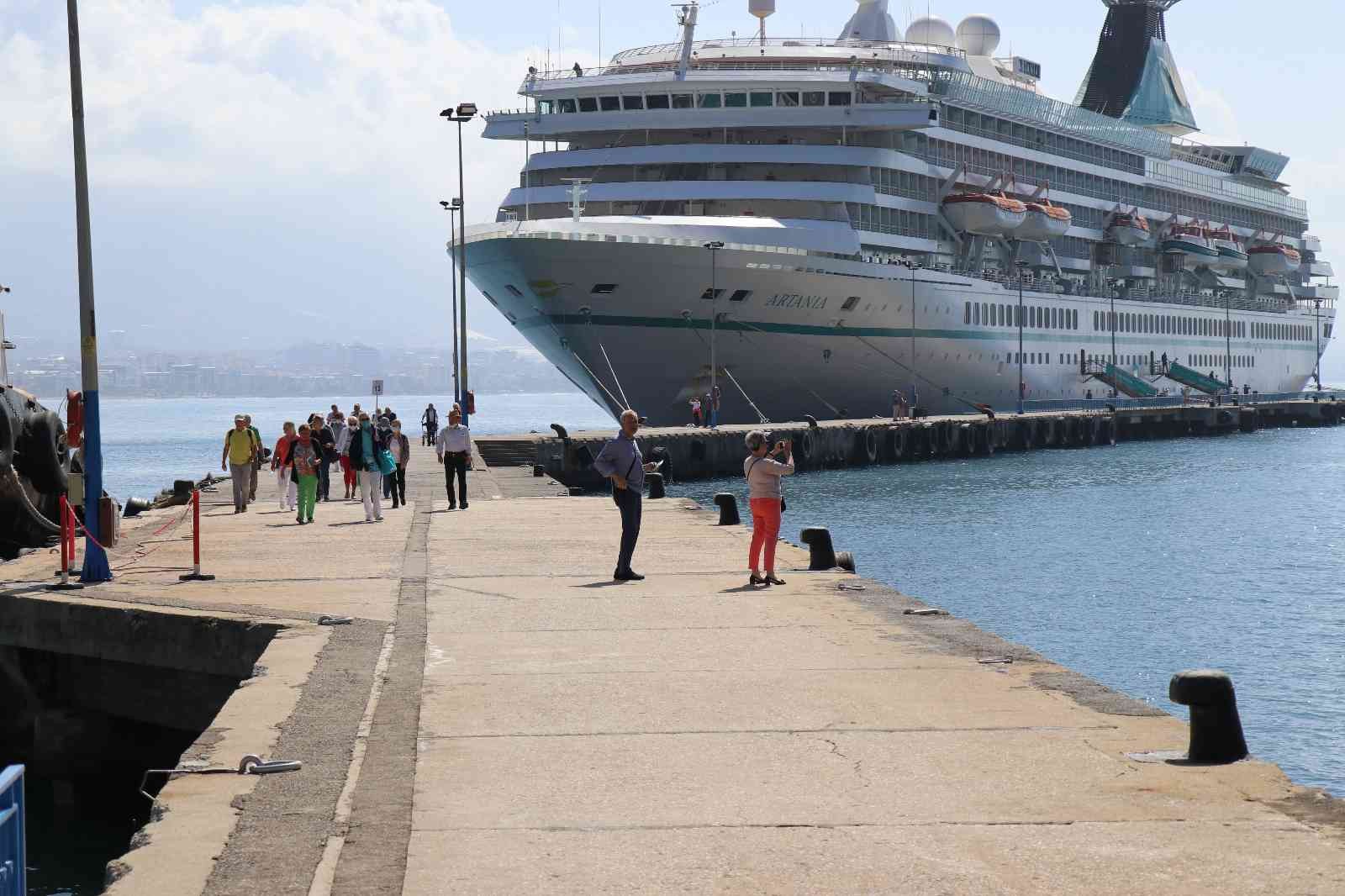 Yılın ilk kruvaziyeri 690 yolcusu ile Alanya’da