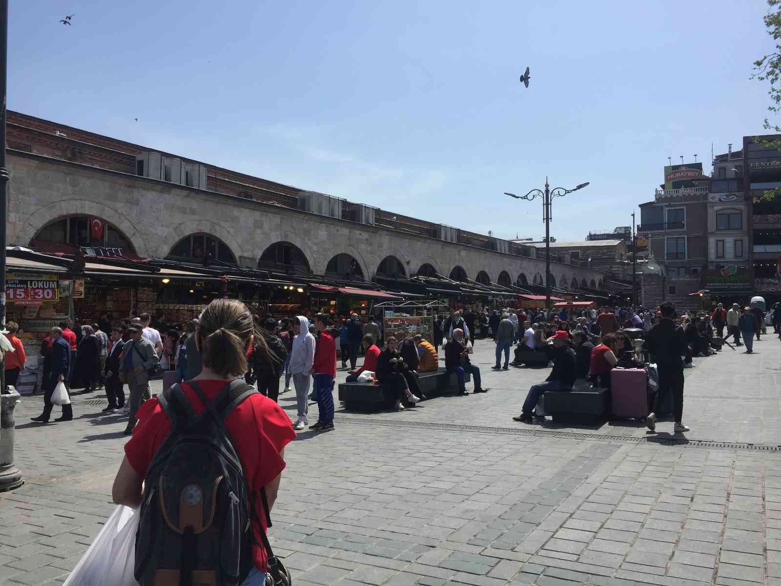 Eminönü’nde bayram alışverişi yoğunluğu yaşanıyor